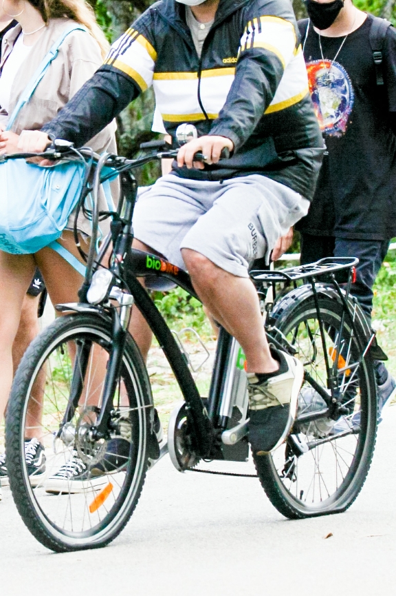 Selton Mello passeia na lagoa com pneu da bicicleta vazio; fotos