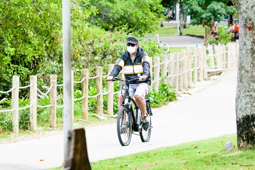 Selton Mello passeia na lagoa com pneu da bicicleta vazio; fotos ator