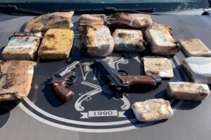 Dois suspeitos de tráfico de drogas morreram após troca de tiros com militares do Batalhão de Choque na GO-070. (Foto: divulgação/PM)