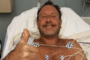 O pescador de lagostas de 56 anos, fotografado no hospital depois de passar mais de 30 segundos na boca de uma baleia jubarte (Foto: Família Packard)