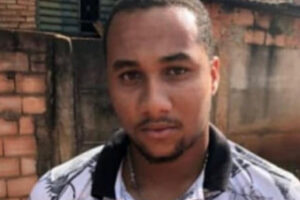 Presos dois homens suspeitos de roubarem a mão armada mais de R$ 153 mil de um funcionário de um supermercado. Suspeitos faziam festa.