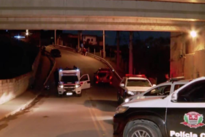 Mulher é morta a tiros na frente do filho de 11 anos, no Tremembé, na Zona Norte de São Paulo, na noite de terça-feira (22); A vítima, Lucia Helen Vaz de Sousa, de 42 anos, é advogada e conselheira tutelar - Reprodução/TV Globo