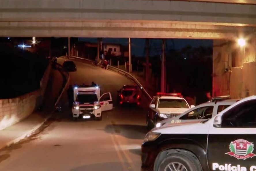 Mulher é morta a tiros na frente do filho de 11 anos, no Tremembé, na Zona Norte de São Paulo, na noite de terça-feira (22); A vítima, Lucia Helen Vaz de Sousa, de 42 anos, é advogada e conselheira tutelar - Reprodução/TV Globo