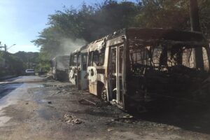 Manaus viveu uma madrugada de caos neste domingo (6), em reação ao assassinato de um líder do tráfico pela Polícia Militar (PM). (Foto: Leandro Guedes/Rede Amazônica)