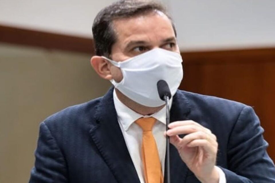 O deputado estadual Alysson Lima caiu de uma escada enquanto realizava serviço externo na casa dele, na manhã desta segunda-feira (21). (Foto: reprodução/redes sociais)