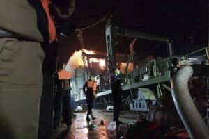 Equipes de bombeiros foram enviadas ao local para conter as chamas, mas não conseguiram salvar o navio de apoio