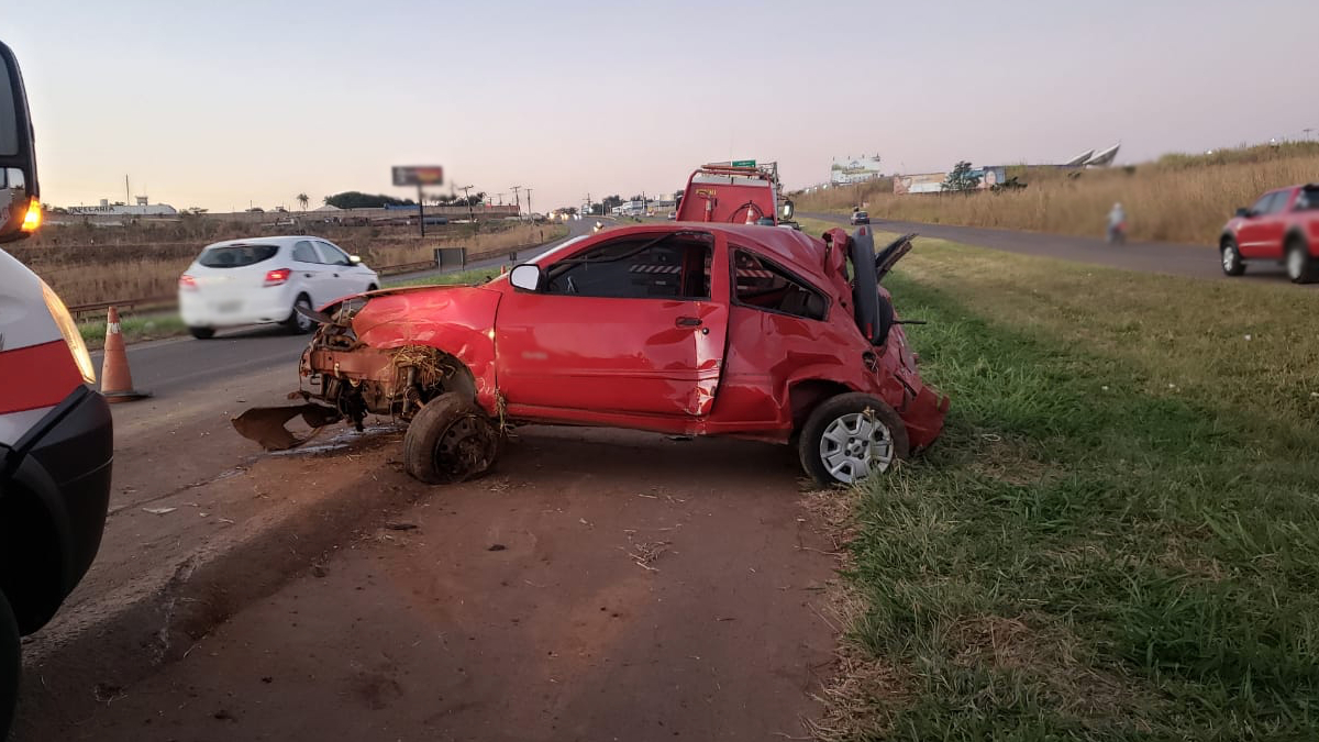 Um casal ficou gravemente ferido após o motorista perder o controle do carro e capotar o veículo. Rapaz foi reprovado no teste do etilômetro.