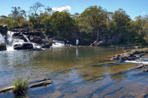 Corpo de Bombeiros entrou o corpo do homem que morreu afogado em uma cachoeira localizada em Salto Corumbá.