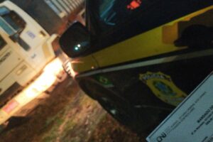 Policiais rodoviários federais avistaram um Ford/Cargo e o pararam em uma abordagem de rotina