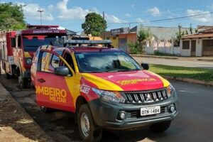 Idoso cai em fossa de 5 metros e fica ferido em Formosa O Corpo de Bombeiros Militar (CBM) resgatou um idoso de 63 anos que caiu dentro de uma fossa seca de cinco metros de profundidade na tarde desta quarta-feira (16), em Formosa
