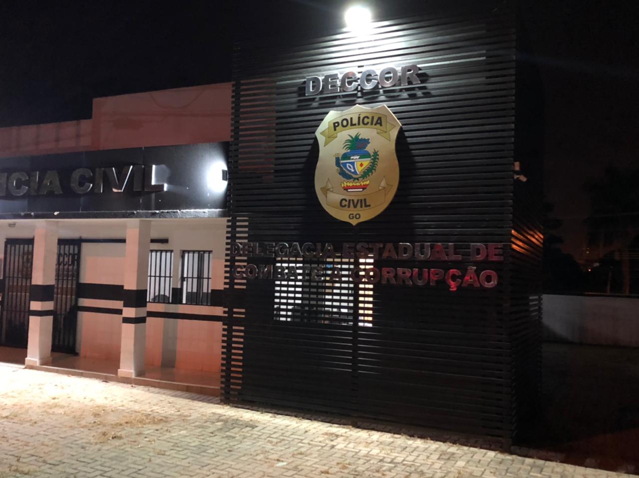 De acordo com as investigações, as ilegalidades ocorriam mediante contratos estabelecidos entre o órgão e companhias privadas