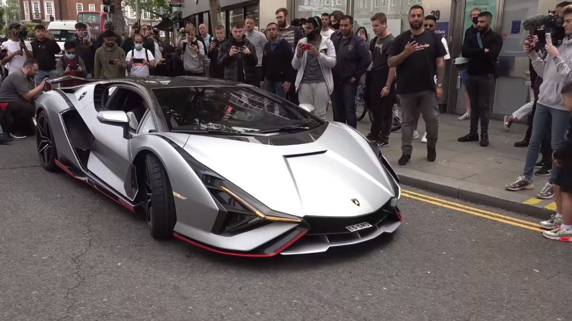 Brasileiro causa tumulto ao ir buscar Lamborghini Sián de R$ 22 milhões em Londres