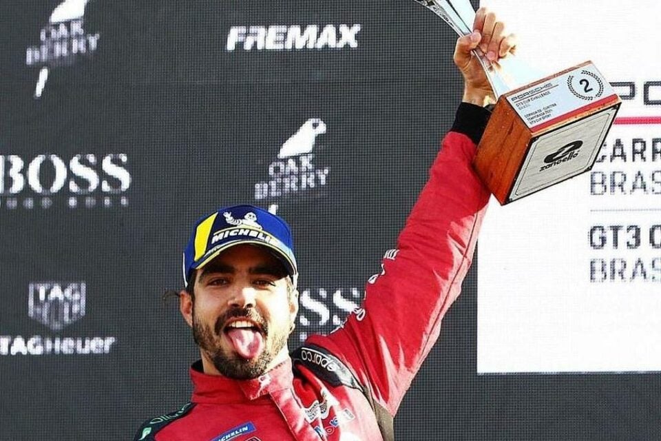 Caio Castro conquista primeiro pódio nas pistas e Grazi Massafera celebra