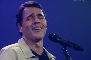 Claudio Linz canta Chico Buarque no #CulturaEmCasa