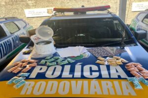 A Polícia Militar flagrou o exato momento em que um suspeito de tráfico recebia pacotes com drogas sintéticas em Goiânia. (Foto: divulgação/PM)