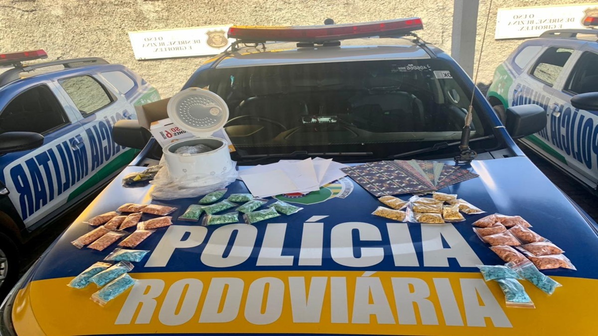 A Polícia Militar flagrou o exato momento em que um suspeito de tráfico recebia pacotes com drogas sintéticas em Goiânia. (Foto: divulgação/PM)