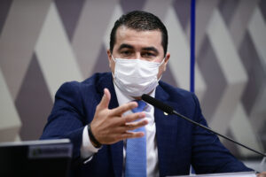 Servidor reafirma alerta ao presidente sobre pressão por vacina e diz que colega citou pedido de propina