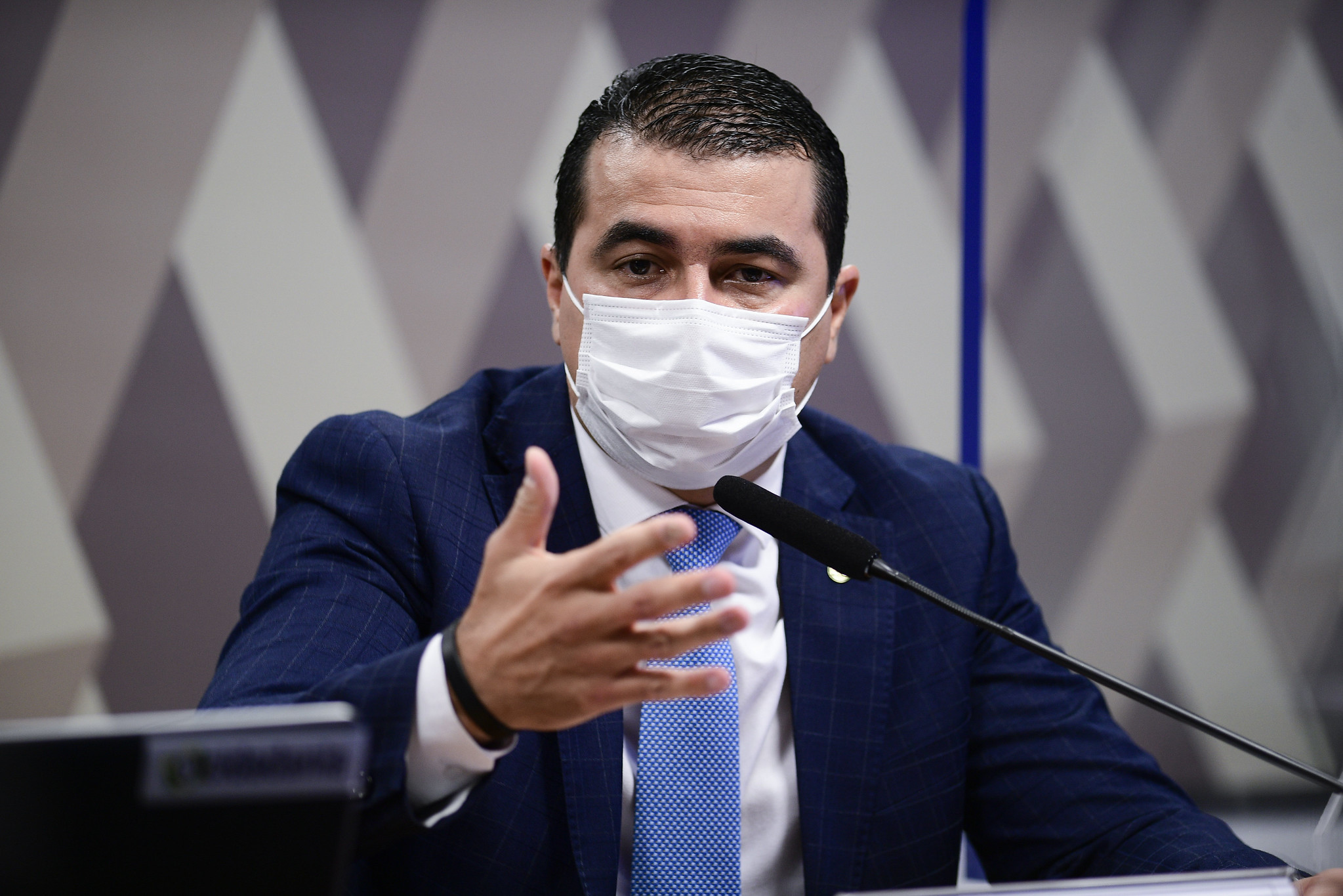 Servidor reafirma alerta ao presidente sobre pressão por vacina e diz que colega citou pedido de propina