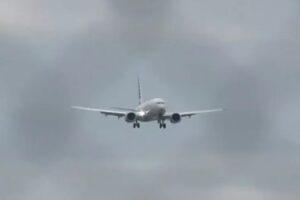 Um voo da Delta Air Lines com destino a Atlanta, nos Estados Unidos, precisou ter sua rota alterada na sexta (11) devido a um tumulto causado por um comissário que - Voo tem trajeto alterado após ameaça terrorista de comissário 'à paisana'; vídeo