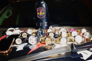 Com 19 relógios, dupla suspeita de realizarem uma sequência de roubos armados com um facão, na região de Aparecida de Goiânia é presa