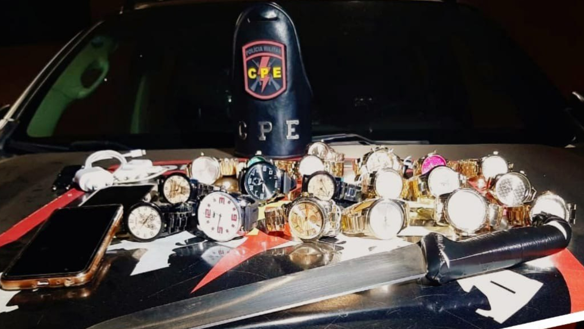 Com 19 relógios, dupla suspeita de realizarem uma sequência de roubos armados com um facão, na região de Aparecida de Goiânia é presa