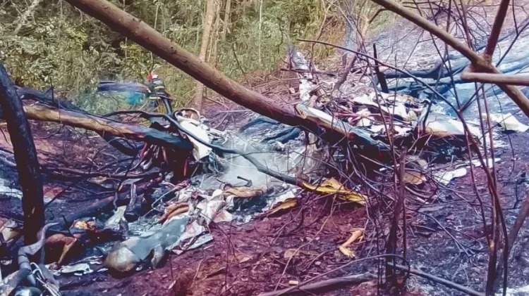 Segundo o relato de um amigo das vítimas aos militares, o grupo fazia um voo panorâmico na região quando o avião caiu