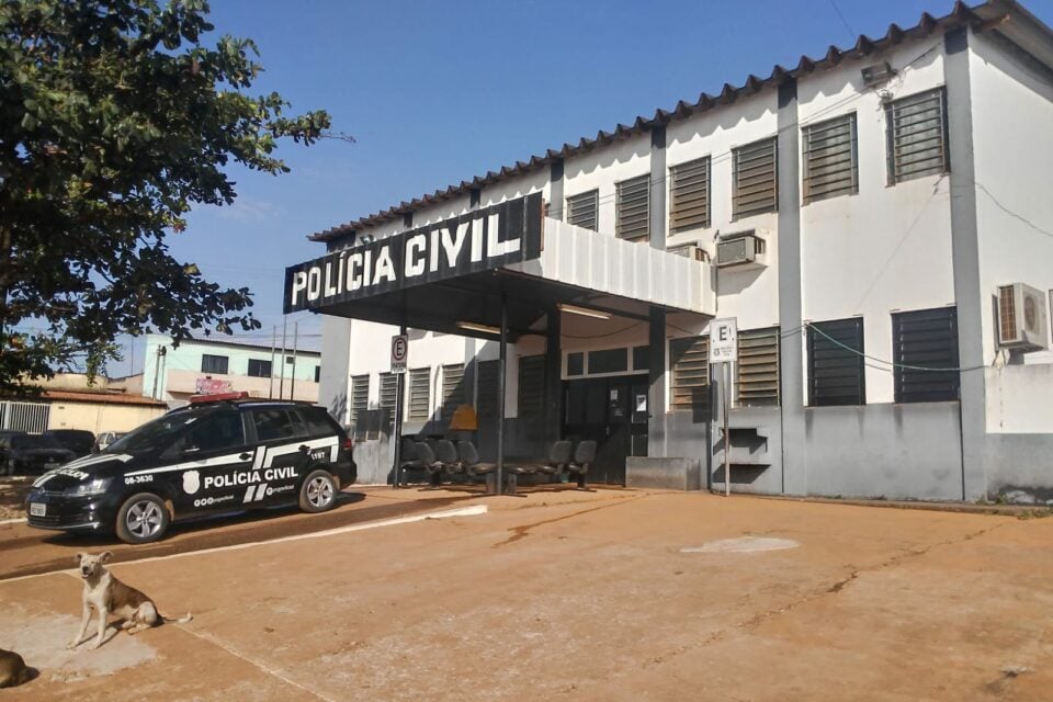 A ex-companheira de Lázaro Barbosa prestou depoimento na Delegacia Regional de Águas Lindas de Goiás, na manhã desta segunda-feira (28). (Foto: Paula Coutinho/Mais Brasília)