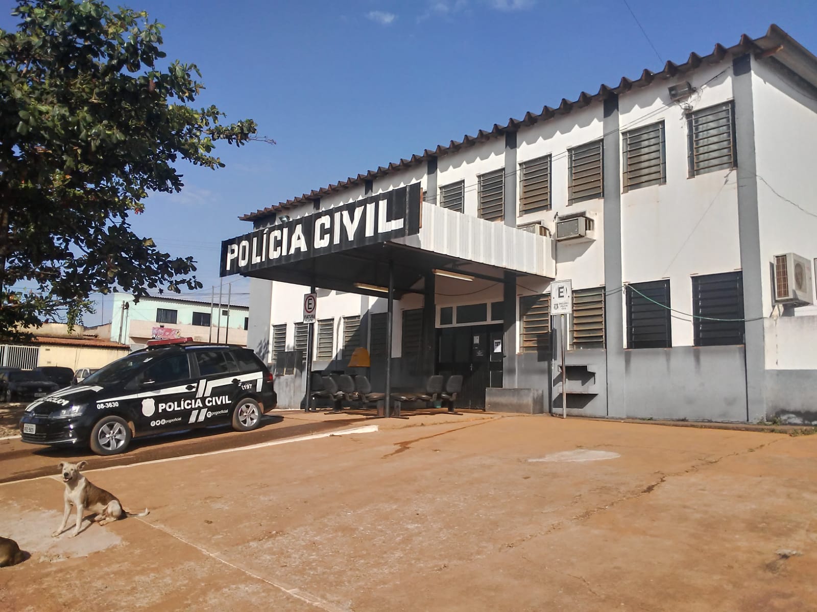 A ex-companheira de Lázaro Barbosa prestou depoimento na Delegacia Regional de Águas Lindas de Goiás, na manhã desta segunda-feira (28). (Foto: Paula Coutinho/Mais Brasília)