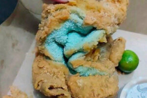 Mulher pede frango frito e recebe toalha empanada de restaurante filipino