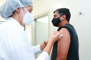 Intervalo entre 1ª e 2ª dose da vacinação da AstraZeneca reduz para 8 semanas