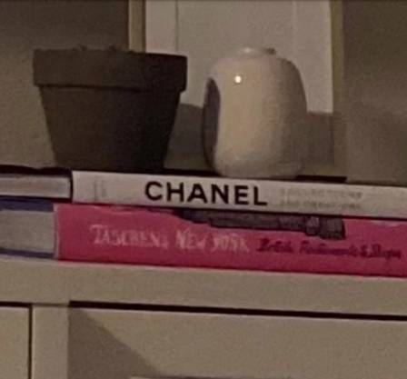 Mentira foi descoberta após a mulher reparar que o espelho refletia as pernas da amante (Foto: divulgação/ Extra)