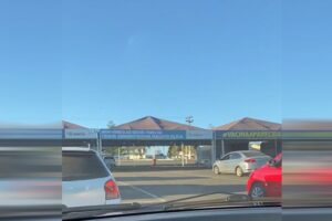 Fila de carros no drive-thru da Cidade Administrativa, nesta sexta-feira (30) (Foto: Arquivo Pessoal)