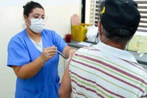 Goiânia continua com a vacinação contra Covid sem agendamento nesta segunda (13). Imunização contempla pessoas de 18 anos ou mais. (Foto: Prefeitura de Goiânia / Divulgação)