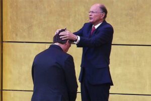 Bolsonaro escala Mourão para conter crise da Igreja Universal em Angola