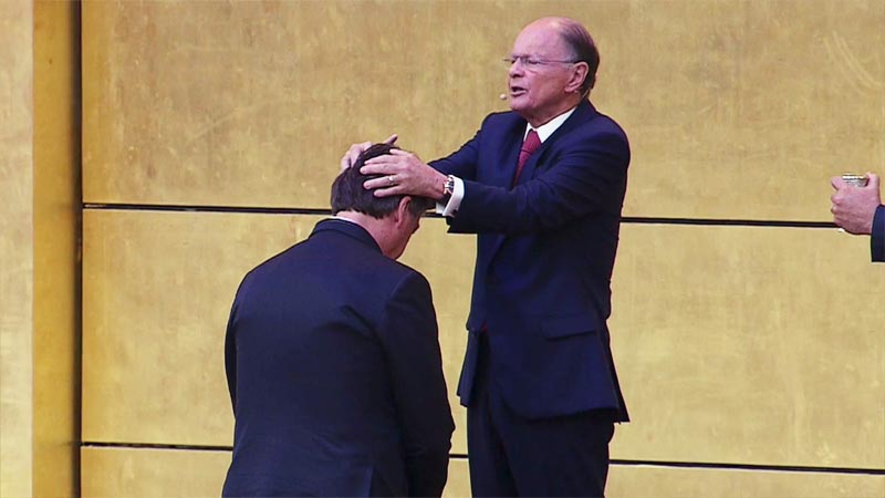 Bolsonaro escala Mourão para conter crise da Igreja Universal em Angola