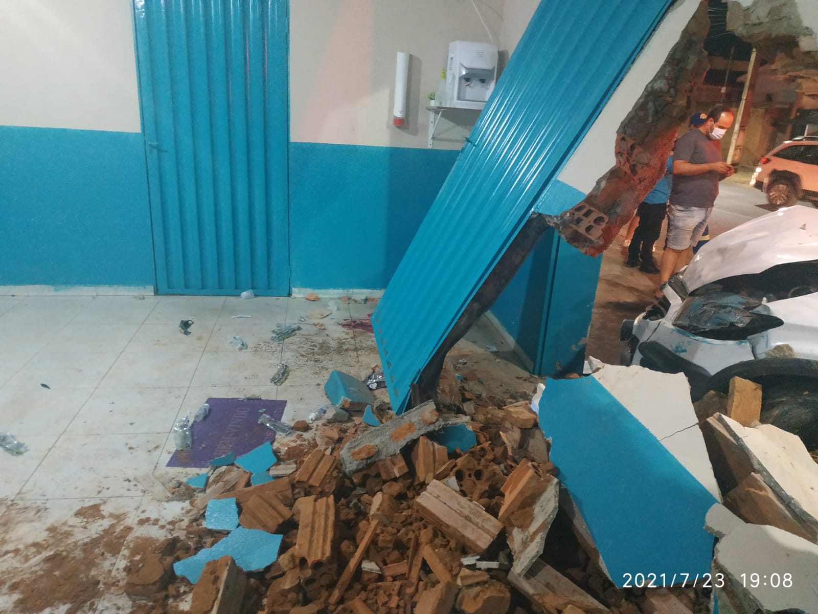 Jovem que estava dentro da igreja quando foi atingida teve fratura exposta no fêmur (Foto: divulgação/Bombeiro)