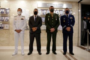 Exército fez vacinação secreta de agentes da Abin sem aval do programa de imunização