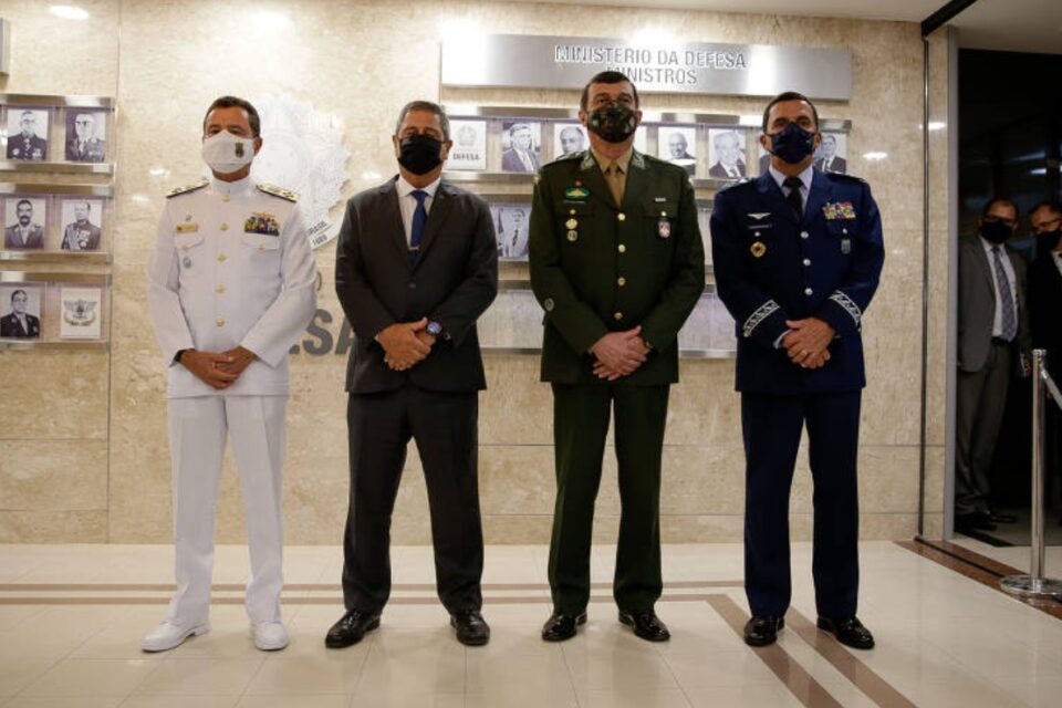 Exército fez vacinação secreta de agentes da Abin sem aval do programa de imunização