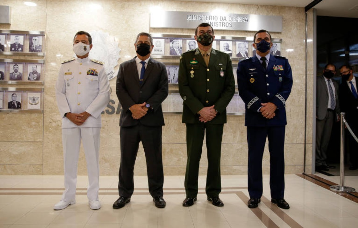 Exército fez vacinação secreta de agentes da Abin sem aval do programa de imunização