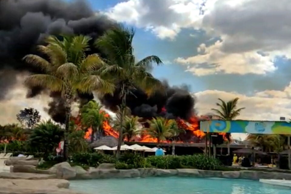 Bombeiros combatem incêndio no Hot Park, em Rio Quente