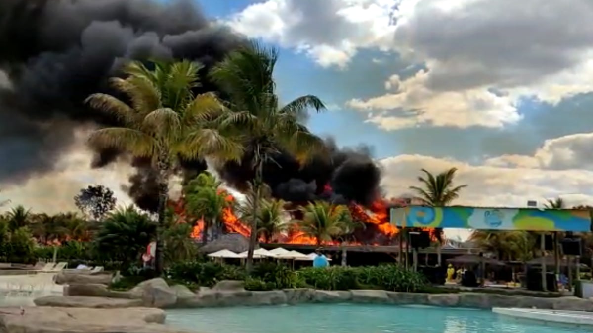 Bombeiros combatem incêndio no Hot Park, em Rio Quente