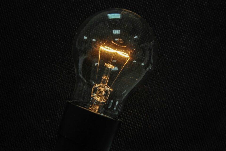 Aumento médio da conta de luz pode ficar abaixo de 21% no ano que vem