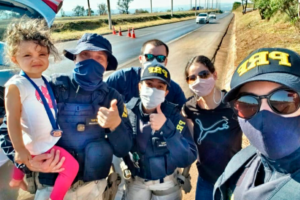 Criança engasga e é socorrida pela PRF na margem da BR 040, em Luziânia