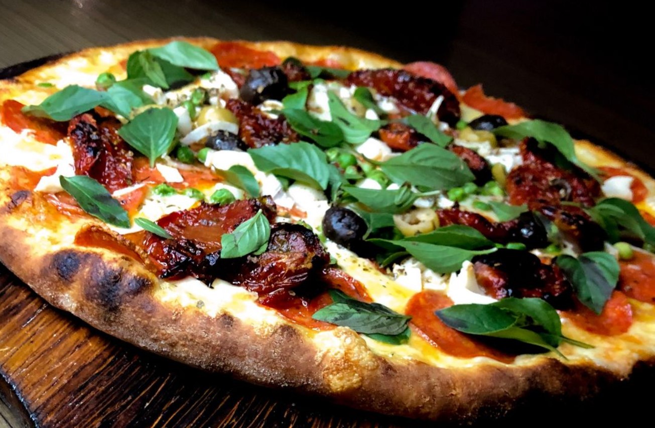 Pizza na Brasa é opção para comemorar o Dia da Pizza em Goiânia