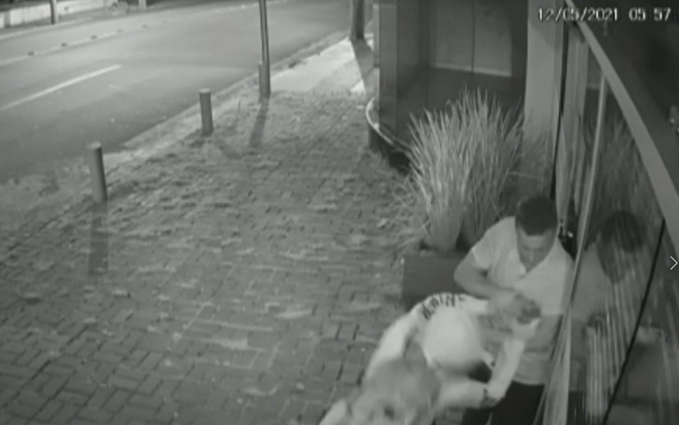 Mulher luta contra assaltante e tem ajuda de motorista de ônibus, em Anápolis