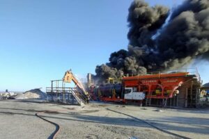 Bombeiros combatem incêndio em empresa de pavimentação, em Catalão