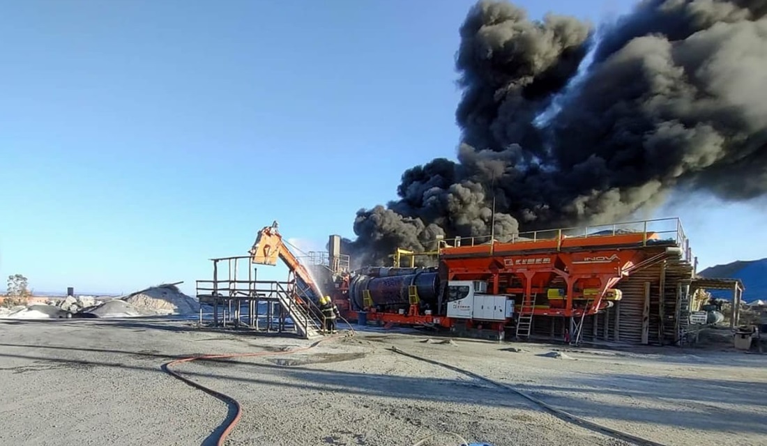 Bombeiros combatem incêndio em empresa de pavimentação, em Catalão