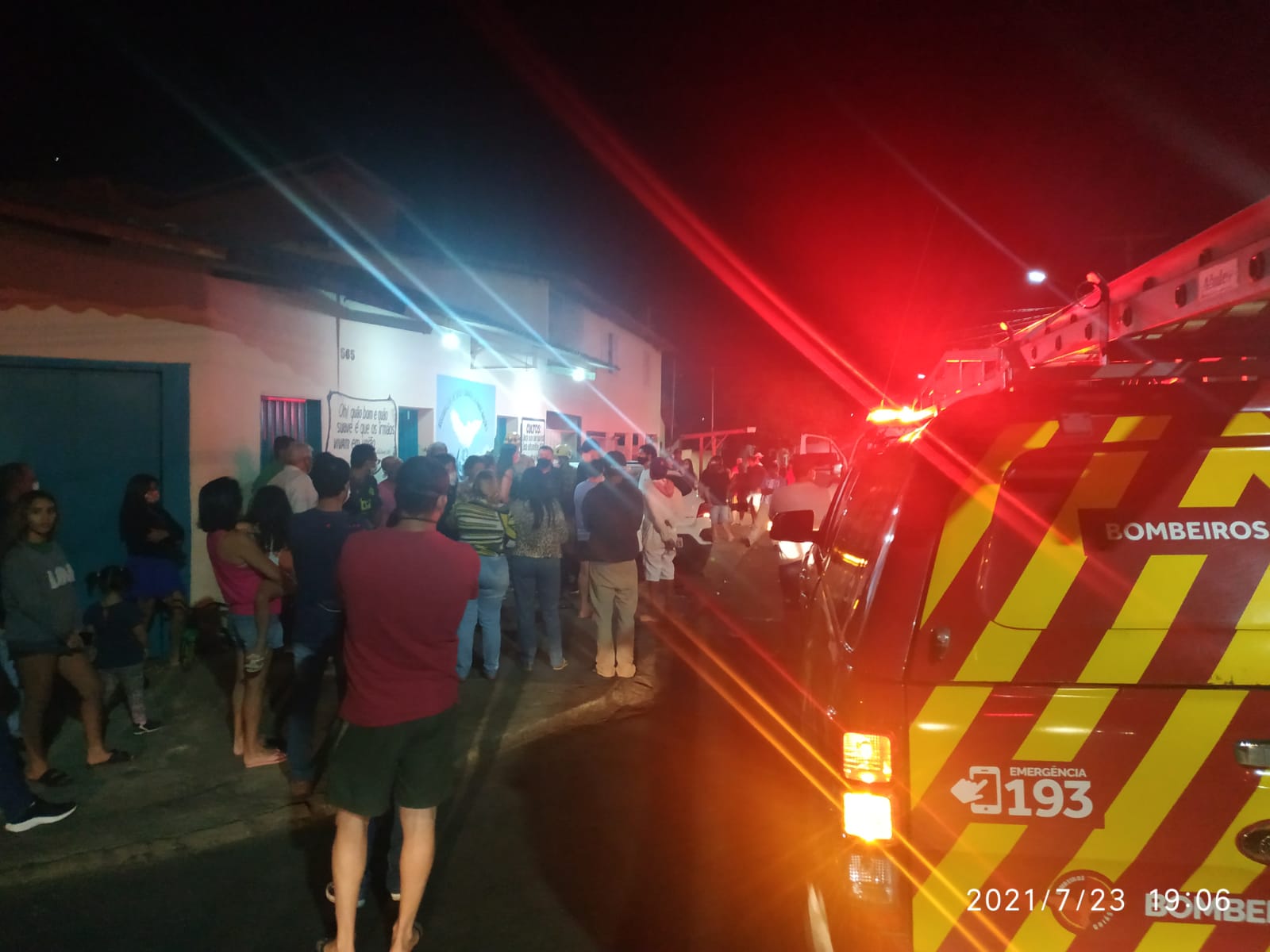Carro desgovernado atropela duas pessoas, invade igreja e atinge uma terceira em Catalão (Foto: divulgação/Bombeiros)