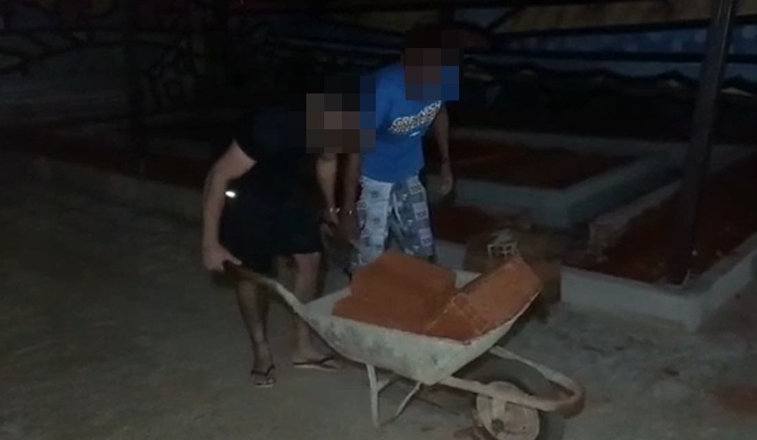 Presos suspeitos de furtar tijolos do prédio da GCM para construir quiosque, em Goiânia (Foto: Divulgação/GCM)