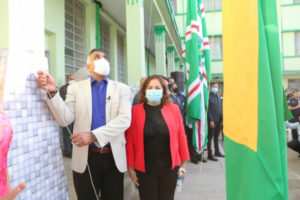 Prefeito Rogério Cruz ao lado da primeira-dama, Thelma, em cerimônia no colégio Santa Clara, em Campinas (Foto: Jackson Rodrigues/Prefeitura de Goiânia)
